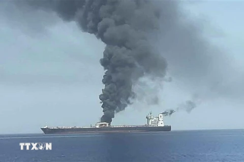 Khói bốc lên từ tàu chở dầu của Iran gần thành phố cảng Jeddah (Saudi Arabia) sau vụ nổ ngày 11/10/2019. (Nguồn: Mirror/TTXVN) 