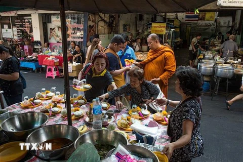 Người dân mua bán thực phẩm tại chợ ở Bangkok, Thái Lan. (Nguồn: AFP/TTXVN) 