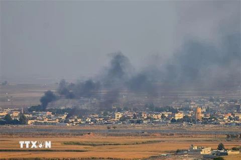 Khói bốc lên từ thành phố Ras al-Ain của Syria sau cuộc tấn công của quân đội Thổ Nhĩ Kỳ ngày 10/10/2019. (Nguồn: THX/ TTXVN) 