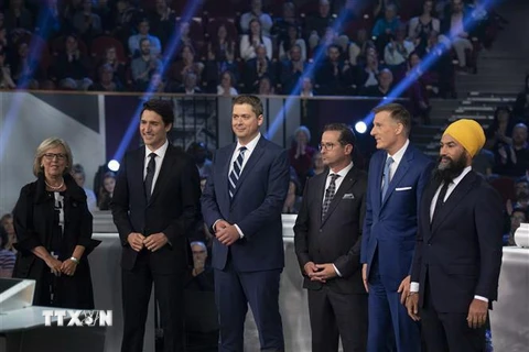 Lãnh đạo các đảng Tự do, Bảo thủ, Dân chủ Mới (NDP), đảng Xanh, khối Quebec và đảng Nhân dân Canada tham gia cuộc tranh luận trực tiếp tại Quebec ngày 7/10/2019. (Nguồn: AFP/TTXVN) 