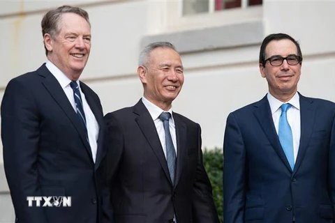 Bộ trưởng Tài chính Mỹ Steven Mnuchin (phải), Đại diện Thương mại Mỹ Robert Lighthizer (trái) và Phó Thủ tướng Trung Quốc Lưu Hạc tại vòng đàm phán thương mại cấp cao mới ở Washington DC., ngày 10/10/2019. (Nguồn: THX/TTXVN) 