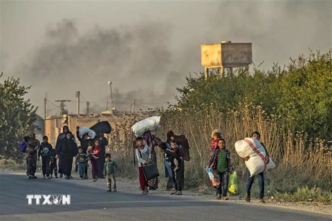 Người dân sơ tán khỏi các khu vực xung đột tại tỉnh Hasakeh, đông bắc Syria, ngày 10/10. (Nguồn: AFP/TTXVN) 