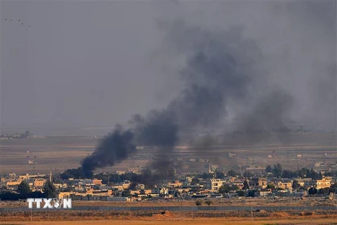 Khói bốc lên từ thành phố Ras al-Ain của Syria sau cuộc tấn công của quân đội Thổ Nhĩ Kỳ ngày 10/10/2019. (Nguồn: THX/ TTXVN) 