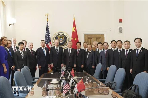 Phó Thủ tướng Trung Quốc Lưu Hạc (giữa, thứ 2, phải sang), Đại diện Thương mại Mỹ Robert Lighthizer (giữa, thứ 2, trái sang) và Bộ trưởng Tài chính Steven Mnuchin (giữa, thứ nhất, trái sang) tại một cuộc đàm phán. (Nguồn: THX/TTXVN) 