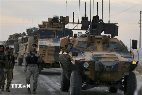Xe quân sự của Thổ Nhĩ Kỳ gần khu vực làng Akcakale dọc biên giới với Syria ngày 11/10. (Nguồn: AFP/TTXVN) 
