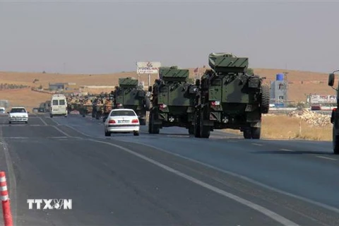Xe quân sự của Thổ Nhĩ Kỳ tiến về tỉnh Akcakale, giáp giới Syria ngày 9/10/2019. (Nguồn: THX/TTXVN) 