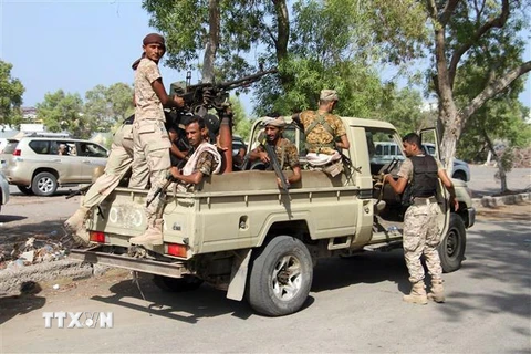 Lực lượng an ninh Yemen gác tại khu vực gần sân bay Aden. (Nguồn: AFP/TTXVN) 