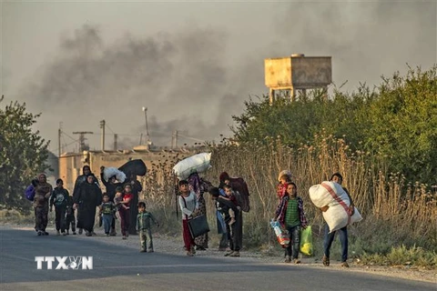 Người dân sơ tán tránh chiến sự ở thị trấn Ras al-Ain, tỉnh Hasakeh (Đông Bắc Syria) ngày 9/10/2019. (Nguồn: AFP/TTXVN) 