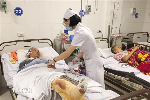 Bệnh viện đa khoa 115 (Nghệ An) tích cực điều trị cho các nạn nhân vụ xe tải đấu đầu xe khách ở Nghệ An. (Ảnh: Nguyễn Oanh/TTXVN) 