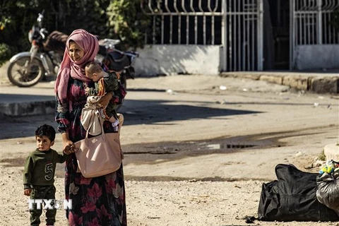 Người dân Syria tới thành phố Tal Tamr, ngoại ô Hasakeh, sau khi phải rời bỏ nhà cửa tránh chiến sự tại thị trấn Ras al-Ain ngày 15/10/2019. (Nguồn: AFP/TTXVN) 