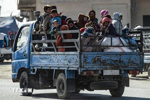 Người dân Syria sơ tán tránh chiến sự tại thị trấn Ras al-Ain ngày 15/10/2019. (Nguồn: AFP/TTXVN) 