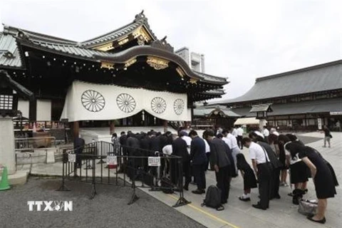 Người dân viếng đền Yasukuni ở thủ đô Tokyo, Nhật Bản, ngày 15/8/2019. (Nguồn: Kyodo/TTXVN) 