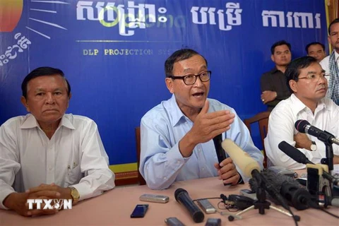 Thủ lĩnh Đảng Cứu nguy dân tộc Campuchia (CNRP) đối lập Sam Rainsy (giữa) trong cuộc họp báo tại Phnom Penh ngày 26/8/2013. (Nguồn: AFP/TTXVN) 