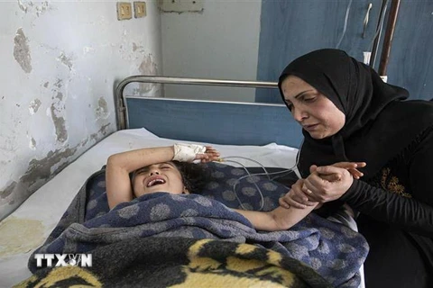 Một em bé bị thương trong cuộc xung đột điều trị tại bệnh viện gần thị trấn Ras al-Ain, Syria, ngày 18/10. (Nguồn: AFP/TTXVN) 