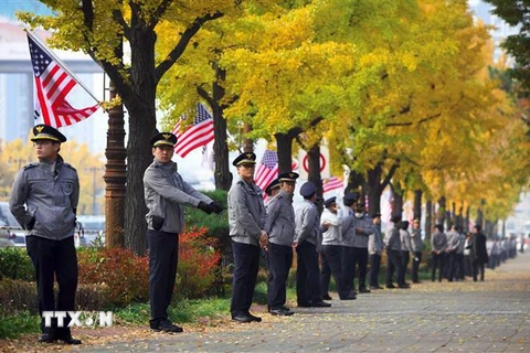 Cảnh sát đã bắt giữ các sinh viên do xâm nhập trái phép vào khuôn viên tư dinh của Đại sứ Mỹ tại Seoul. (Nguồn: AFP/TTXVN) 