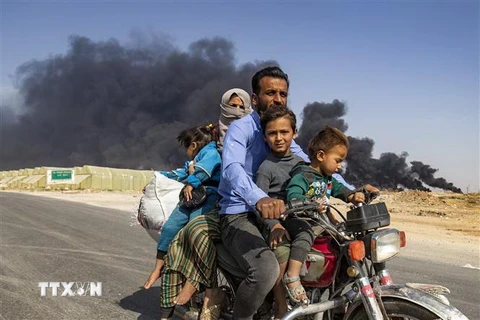 Người dân Syria sơ tán khỏi thị trấn biên giới Ras al-Ain do lo ngại xung đột leo thang ngày 16/10. (Nguồn: AFP/TTXVN) 
