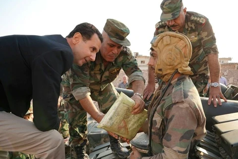 Tổng thống Syria đã có chuyến thị sát và thăm các binh sỹ ở Idlib. (Nguồn: AFP) 