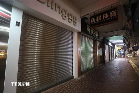 Nhiều cửa hàng ở khu vực Vịnh Causeway phải đóng cửa sớm do các cuộc biểu tình tại Hong Kong, Trung Quốc, ngày 13/10. (Nguồn: THX/TTXVN) 