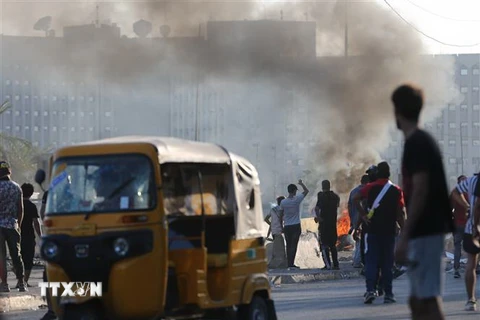 Người biểu tình đốt phá tại thủ đô Baghdad, Iraq ngày 5/10/2019. (Nguồn: THX/TTXVN) 