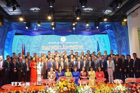 Ra mắt Ban chấp hành nhiệm kỳ 2019-2024 Hội người Việt Nam tại Cộng hòa Séc. (Ảnh: Hồng Kỳ/TTXVN) 