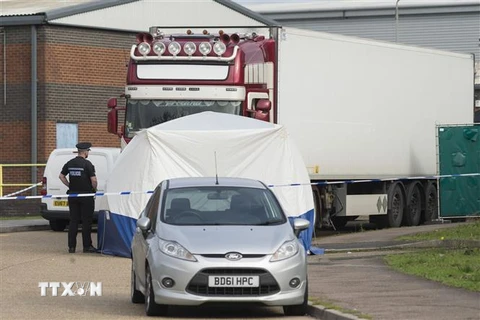 Theo cảnh sát địa phương, xe tải trên được cho là xuất phát từ Bulgaria và vào lãnh thổ Anh từ ngày 19/10. Tài xế xe tải là một nam thanh niên 25 tuổi đã bị bắt giữ. (Nguồn: THX/TTXVN) 