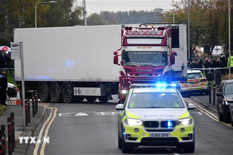Cảnh sát phong tỏa hiện trường xe container chứa 39 thi thể ở Khu công nghiệp Waterglade thuộc Grays, phía Đông London, Anh ngày 23/10/2019. (Nguồn: AFP/TTXVN) 