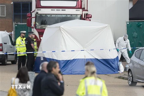 Cảnh sát phong tỏa chiếc xe container chở hàng chứa 39 thi thể ở hạt Essex, miền Đông Anh ngày 23/10/2019. (Nguồn: THX/TTXVN) 