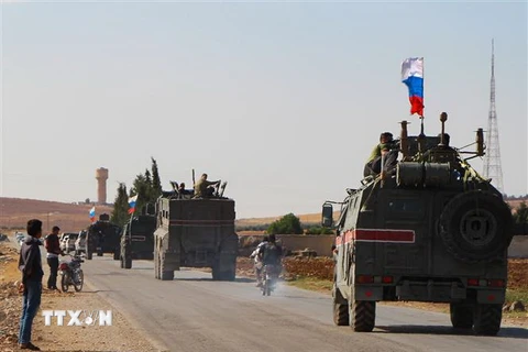Đoàn xe quân sự Nga hướng tới thành phố Kobane, miền Đông Bắc Syria ngày 23/10/2019. (Nguồn: AFP/TTXVN) 