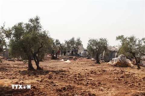Hiện trường một vụ tấn công của máy bay trực thăng gần làng Barisha ở tỉnh Idlib, gần biên giới Syria-Thổ Nhĩ Kỳ, nơi trú ẩn của các đối tượng có liên hệ với IS, ngày 27/10/2019. (Nguồn: AFP/TTXVN) 