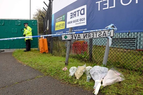Đặt hoa tưởng niệm các nạn nhân xấu số trong vụ xe container chở 39 thi thể tại lối vào khu công nghiệp Waterglade ở Grays, hạt Essex, Anh. (Nguồn: PA) 