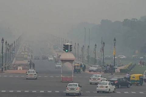 Khói mù trên đường phố New Delhi. (Nguồn: PTI) 