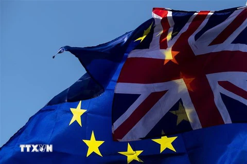 Cờ Anh (phía trước) và cờ EU (phía sau) bên ngoài tòa nhà Quốc hội Anh ở London ngày 19/10/2019. (Nguồn: THX/ TTXVN) 