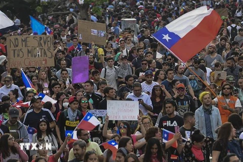 Đông đảo người dân Chile tuần hành tại Santiago, kêu gọi cải tổ mô hình phát triển kinh tế, cải thiện các chính sách an sinh xã hội, ngày 25/10/2019. (Nguồn: AFP/TTXVN) 