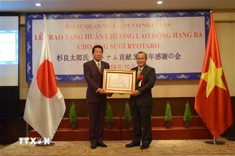 Đại sứ Việt Nam tại Nhật Bản Vũ Hồng Nam trao tặng Huân chương Lao động hạng Ba cho ông Sugi Ryotaro. (Ảnh: Đào Thanh Tùng/TTXVN) 