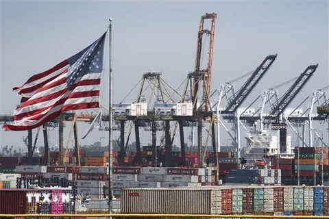 Hàng hóa chờ bốc dỡ tại Cảng Los Angeles, bang California, Mỹ. (Nguồn: AFP/TTXVN) 