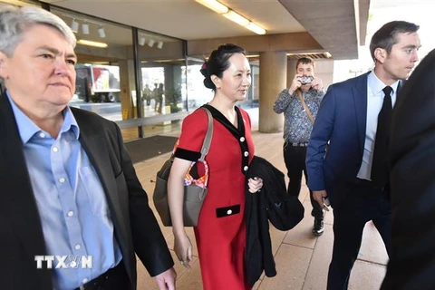 Bà Mạnh Vãn Châu (giữa) rời khỏi Tòa án Tối cao tỉnh British Columbia, Canada ngày 1/10/2019. (Nguồn: AFP/TTXVN) 