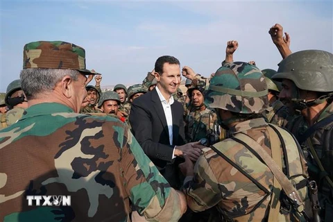Tổng thống Syria Bashar al-Assad (giữa) thăm một căn cứ quân sự của quân đội nước này tại thị trấn Habit, tỉnh Idlib ngày 22/10/2019. (Nguồn: AFP/TTXVN) 
