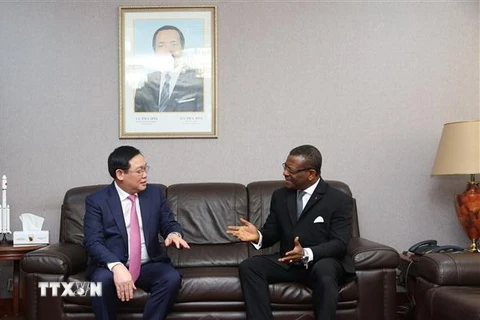 Phó Thủ tướng Chính phủ Vương Đình Huệ gặp Thủ tướng Cameroon Joseph Dion Ngute. (Ảnh: Trương Phi Hùng/ TTXVN) 