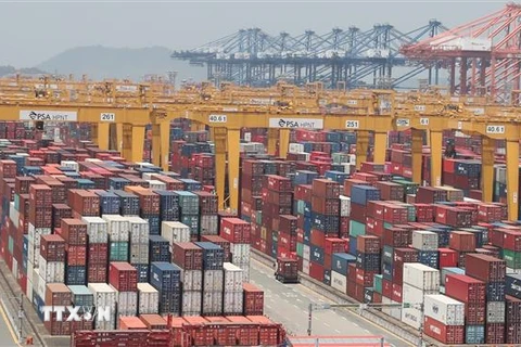 Container hàng hóa được xếp tại cảng ở Busan, Hàn Quốc. (Nguồn: Yonhap/TTXVN) 