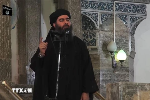 Hình ảnh trích từ video của kênh truyền thông Al-Furqan cho thấy thủ lĩnh tổ chức khủng bố IS Abu Bakr al-Baghdadi xuất hiện tại thành phố Mosul, Iraq. (Nguồn: AFP/TTXVN) 