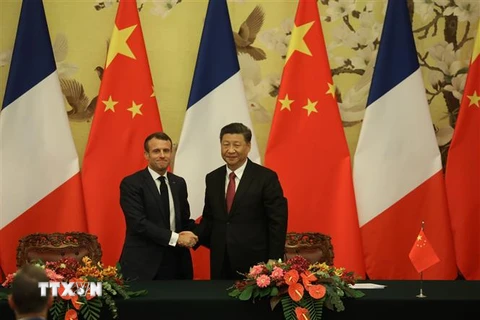 Tổng thống Pháp Emmanuel Macron (trái) và Chủ tịch Trung Quốc Tập Cận Bình tại cuộc gặp ở Bắc Kinh ngày 6/11/2019. (Nguồn: AFP/TTXVN) 