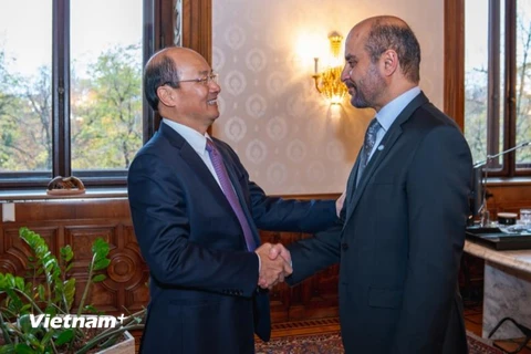 Đại sứ Việt Nam tại Áo Lê Dũng và Tổng Giám đốc Quỹ OPEC về phát triển quốc tế (OFID) Abdullhamid Alkhalifa. (Nguồn: Vietnam+) 