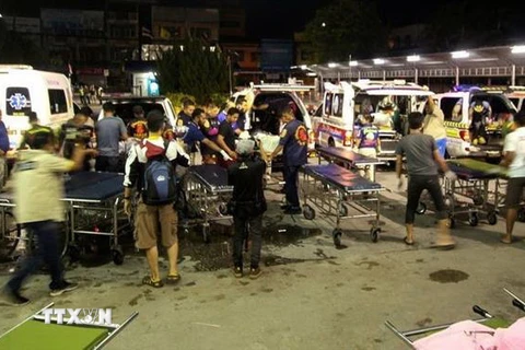 Lực lượng cứu hộ chuyển thi thể các nạn nhân tại hiện trường vụ tấn công ở tỉnh Yala, miền Nam Thái Lan đêm 5/11/2019. (Nguồn: Reuters/TTXVN) 
