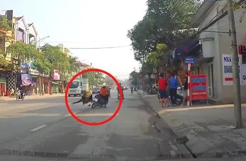 [Video] Chạy qua đường, người phụ nữ bế cháu nhỏ bị tông ngã