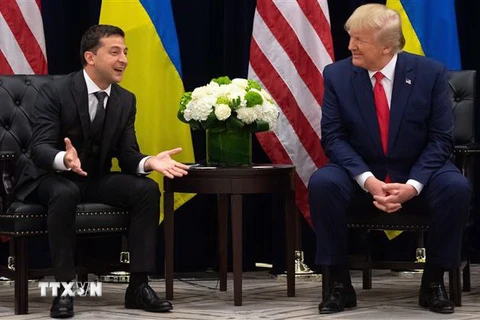 Tổng thống Mỹ Donald Trump (phải) và Tổng thống Ukraine Volodymyr Zelensky trong cuộc gặp tại New York ngày 25/9/2019. (Nguồn: AFP/TTXVN) 
