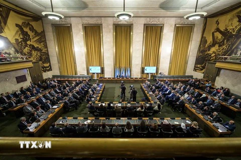 Toàn cảnh phiên họp của Ủy ban Hiến pháp Syria với sự tham dự của Đặc phái viên Liên hợp quốc tại Syria Geir Pedersen ở Geneva, Thụy Sĩ ngày 30/10/2019. (Nguồn: AFP/TTXVN) 