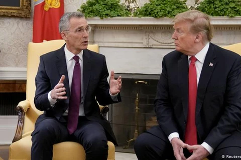 Tổng thống Mỹ Donald Trump (phải) thảo luận với Tổng Thư ký Tổ chức Hiệp ước Bắc Đại Tây Dương (NATO) Jens Stoltenberg. (Nguồn: Reuters) 
