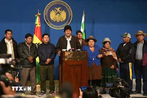 Cựu Tổng thống Bolivia Evo Morales (giữa) trong cuộc họp báo tại thành phố El Alto, ngày 10/11/2019. (Nguồn: THX/TTXVN) 