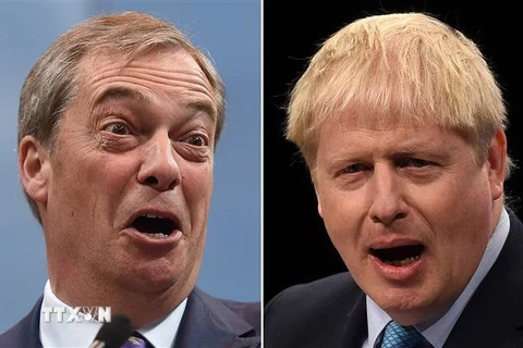 Thủ tướng Anh Boris Johnson (phải) và lãnh đạo đảng Brexit Nigel Farage. (Nguồn: AFP/TTXVN) 