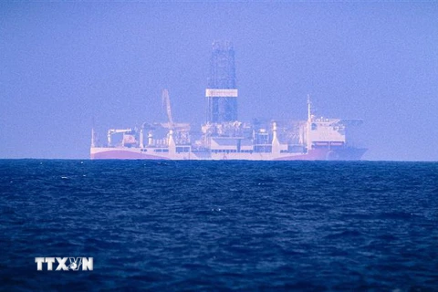 Tàu thăm dò dầu khí Fatih của Thổ Nhĩ Kỳ được triển khai ở vùng biển ngoài khơi phía Tây Bắc quận Paphos của Cộng hòa Cyprus, ngày 24/6/2019. (Nguồn: AFP/TTXVN) 